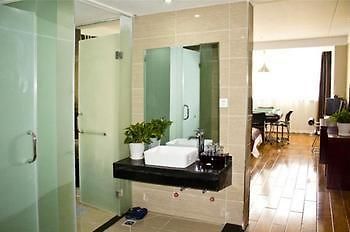 Provence Garden Hotel Wuhan Bagian luar foto